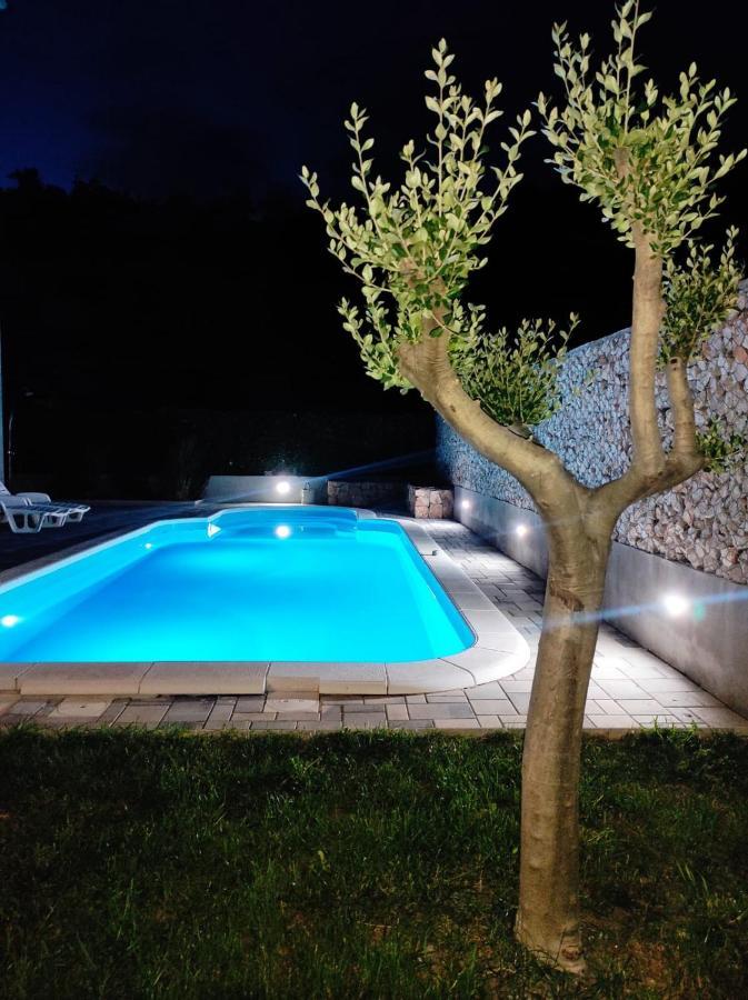 Village Holiday Apartman With Heated Pool Maslina Kostanje Bagian luar foto