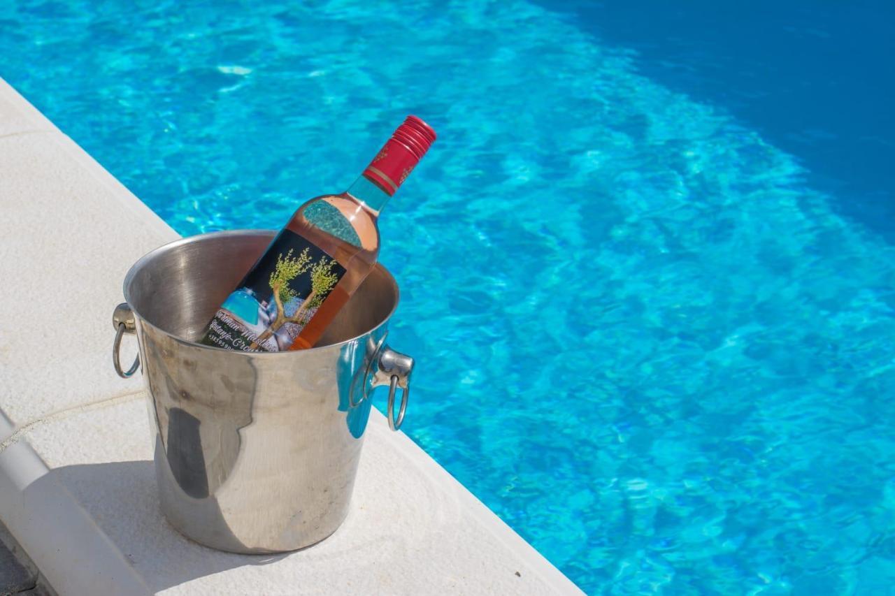 Village Holiday Apartman With Heated Pool Maslina Kostanje Bagian luar foto