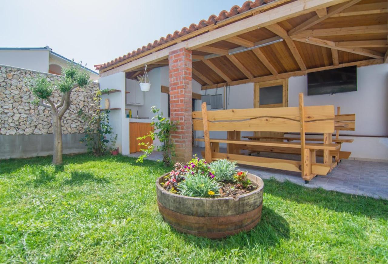 Village Holiday Apartman With Heated Pool Maslina Kostanje Bagian luar foto