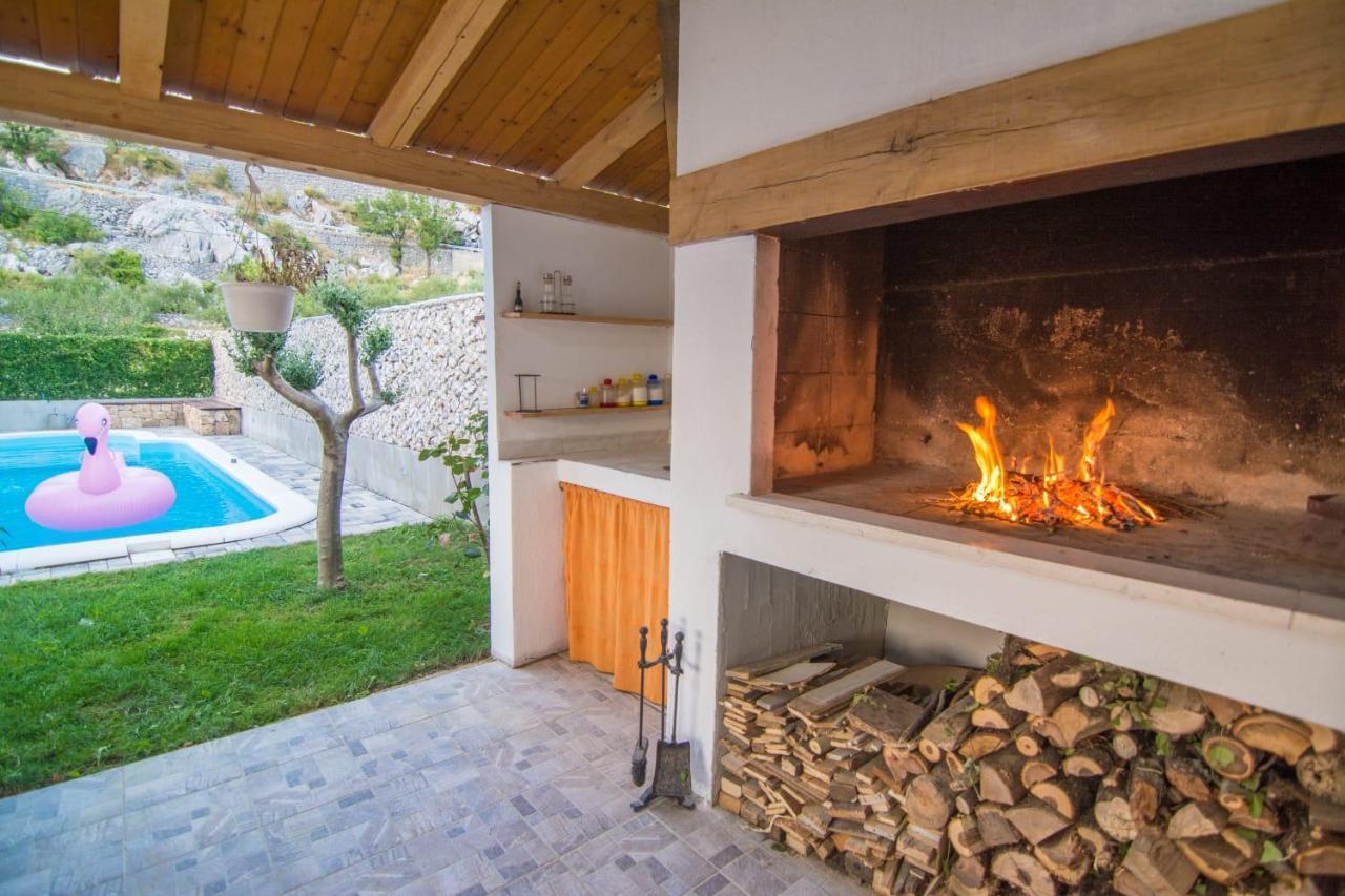 Village Holiday Apartman With Heated Pool Maslina Kostanje Bagian luar foto