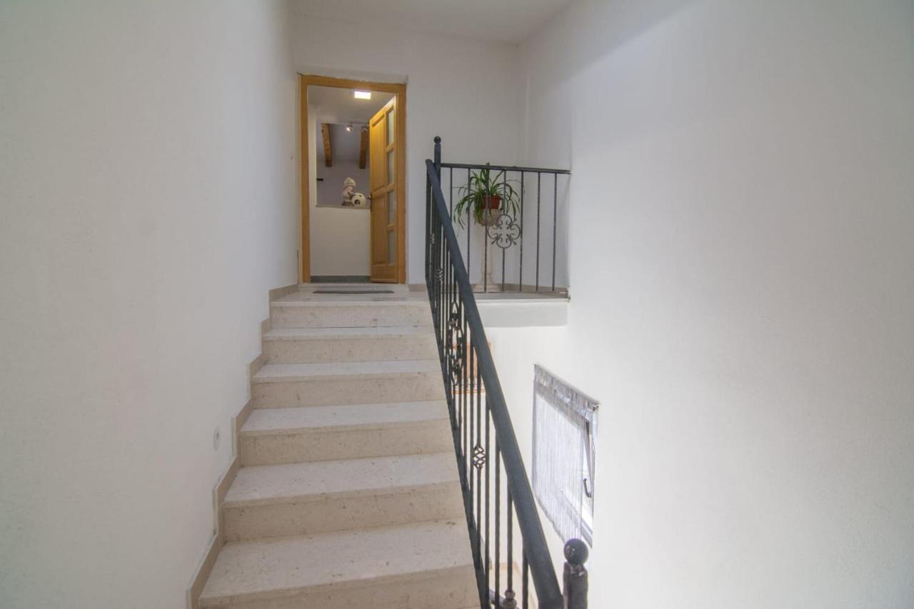 Village Holiday Apartman With Heated Pool Maslina Kostanje Bagian luar foto