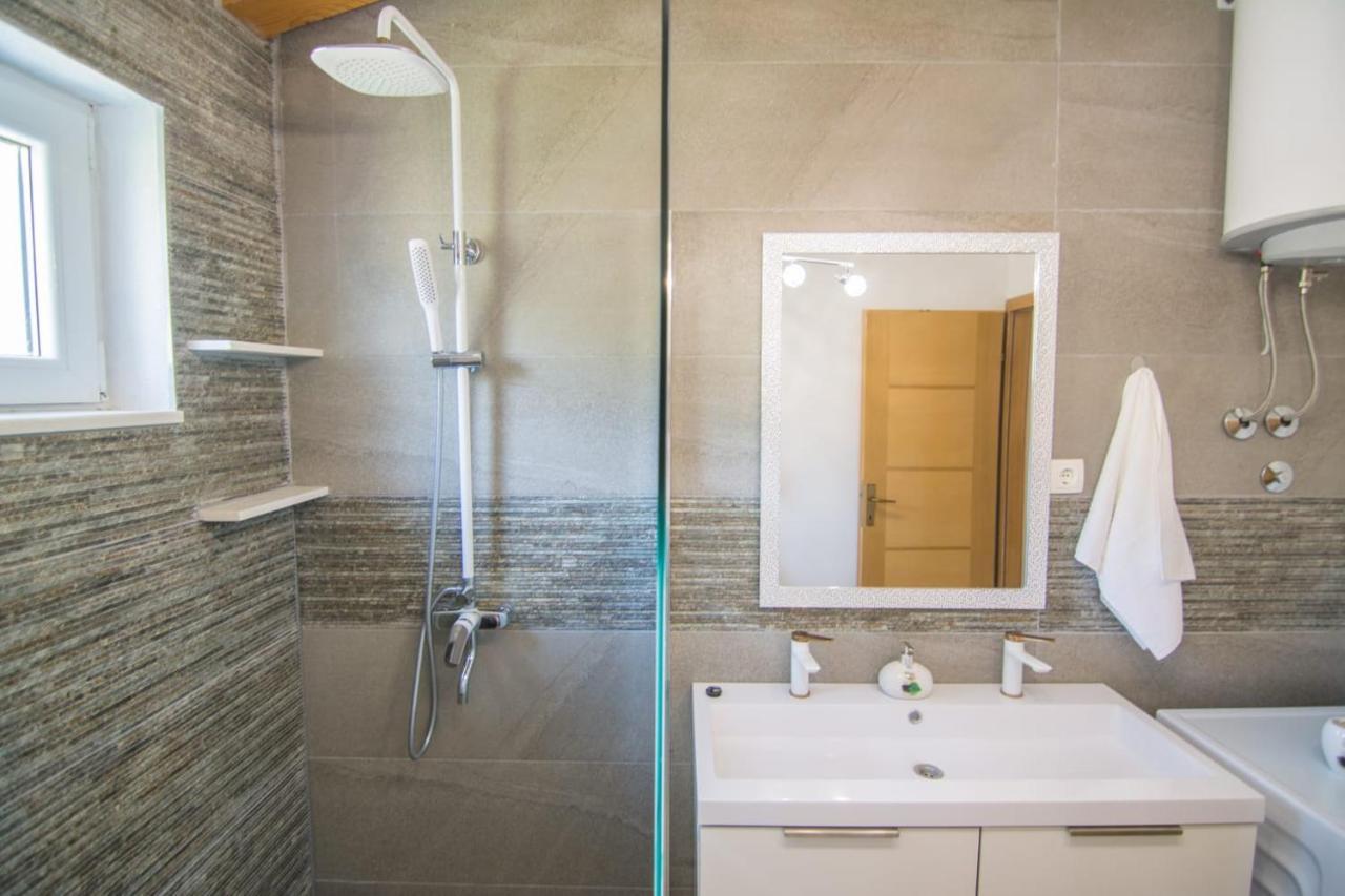 Village Holiday Apartman With Heated Pool Maslina Kostanje Bagian luar foto