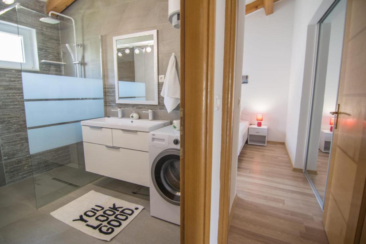Village Holiday Apartman With Heated Pool Maslina Kostanje Bagian luar foto