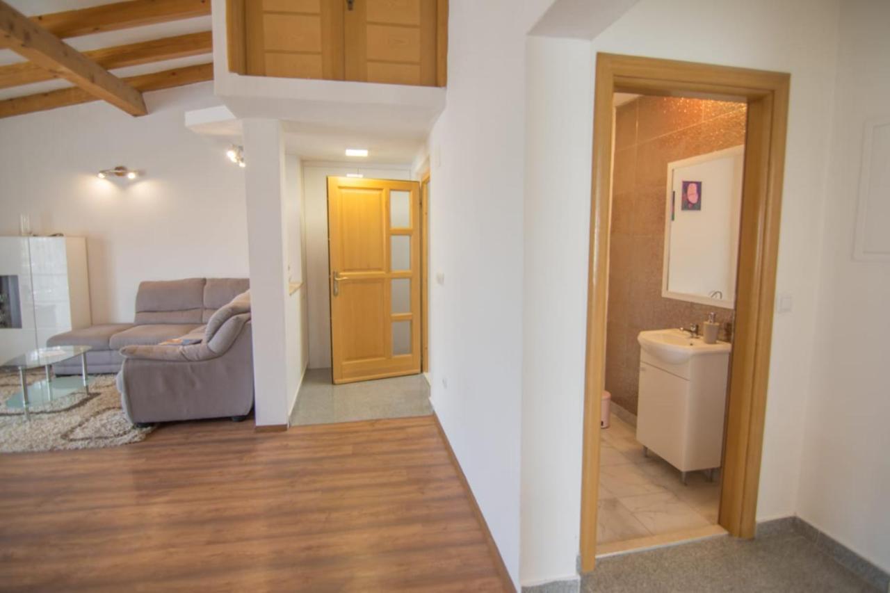 Village Holiday Apartman With Heated Pool Maslina Kostanje Bagian luar foto