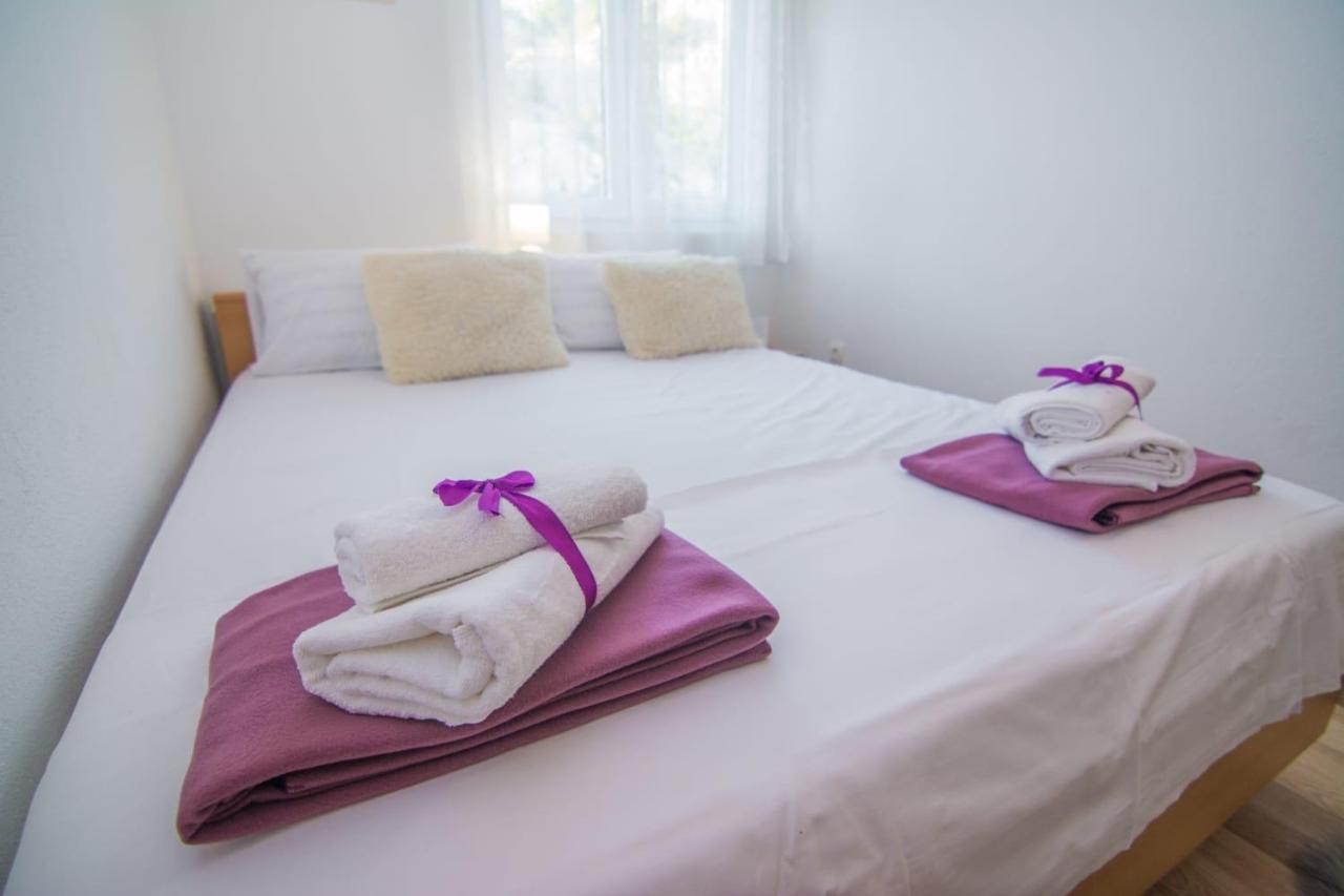 Village Holiday Apartman With Heated Pool Maslina Kostanje Bagian luar foto