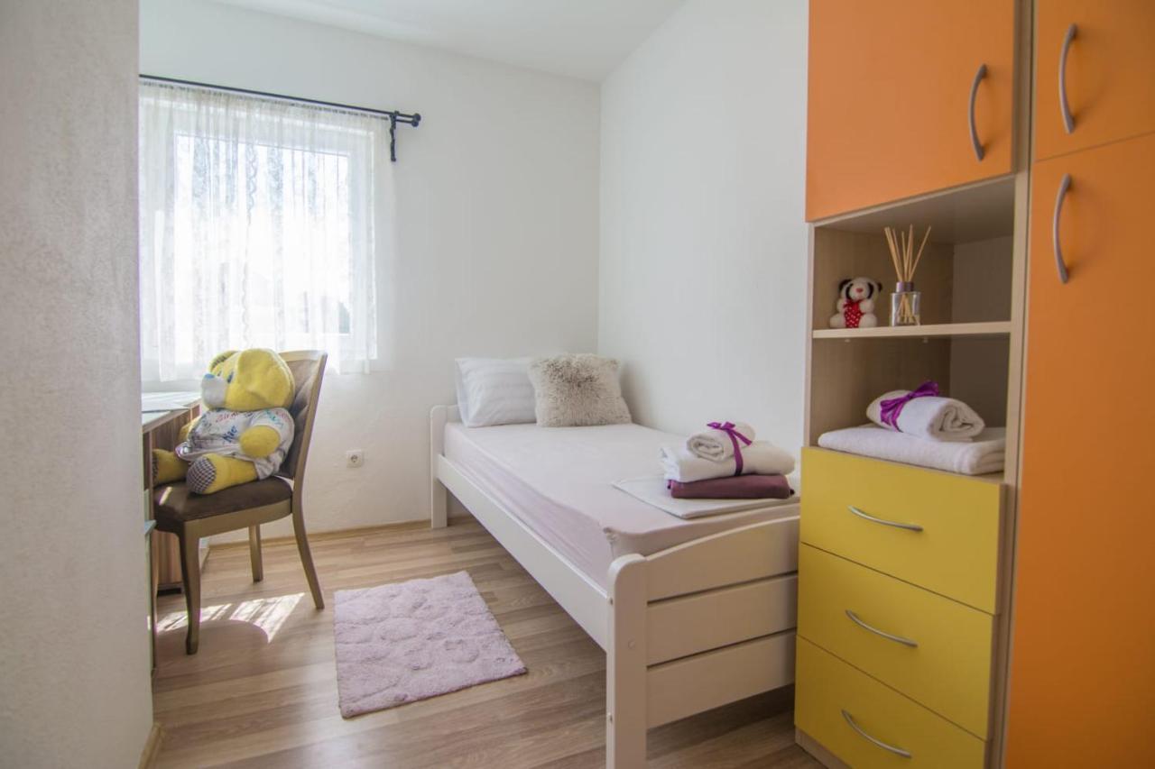 Village Holiday Apartman With Heated Pool Maslina Kostanje Bagian luar foto