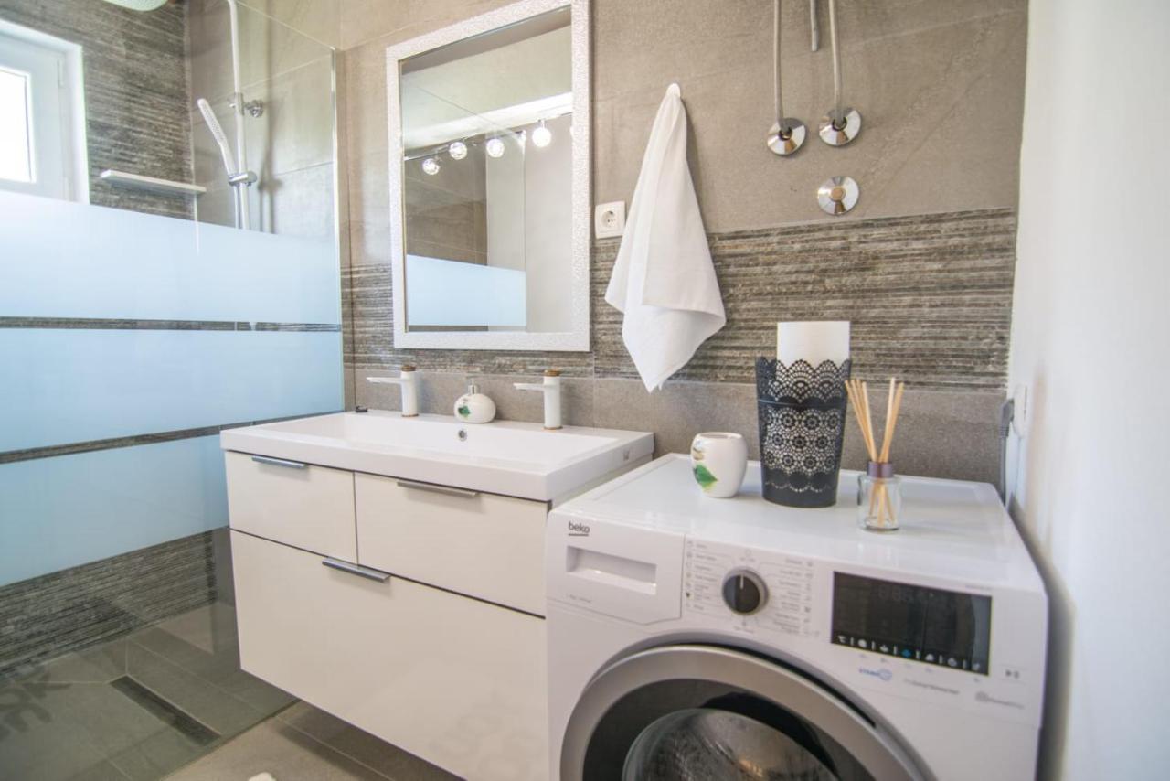 Village Holiday Apartman With Heated Pool Maslina Kostanje Bagian luar foto