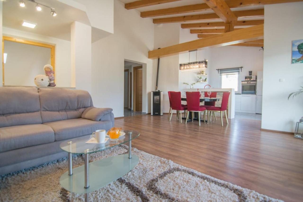 Village Holiday Apartman With Heated Pool Maslina Kostanje Bagian luar foto