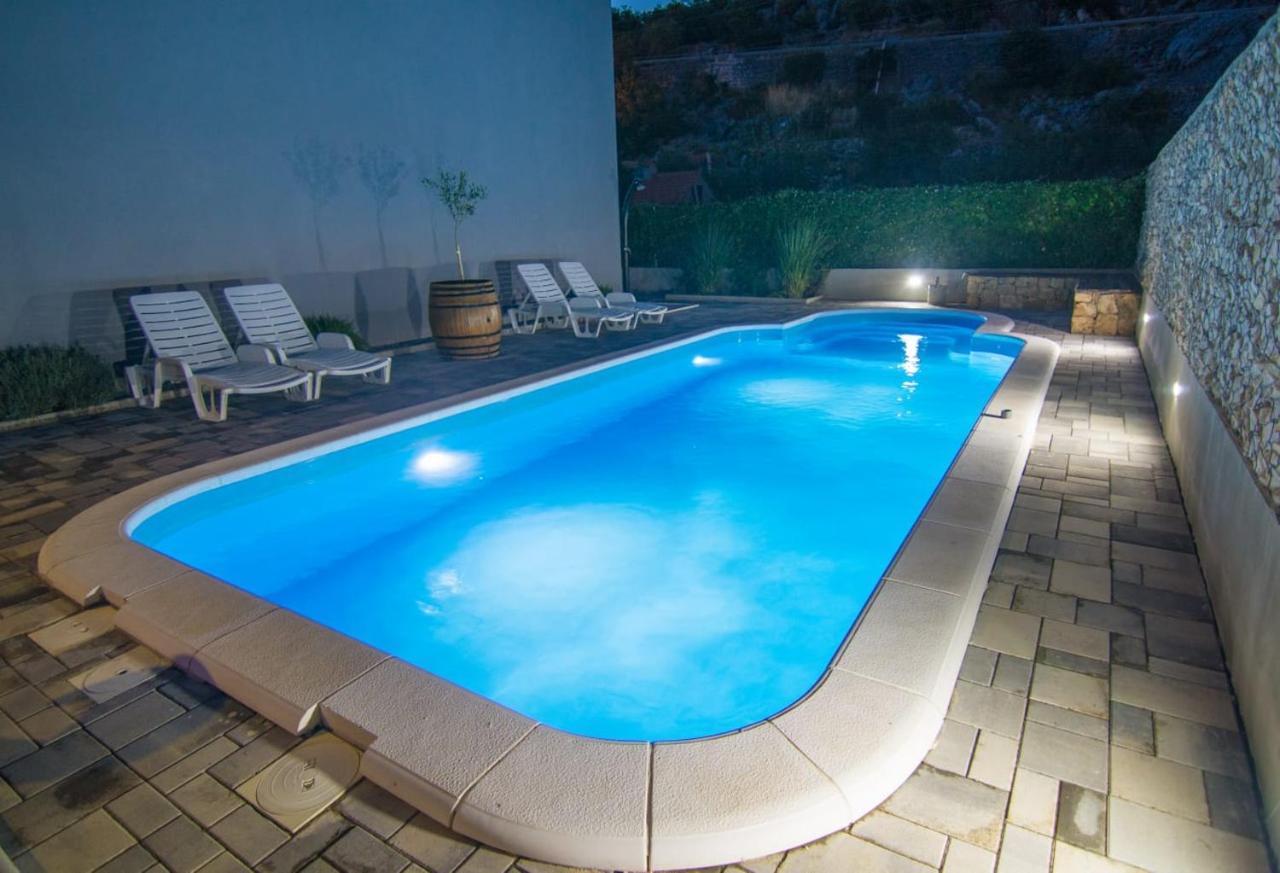 Village Holiday Apartman With Heated Pool Maslina Kostanje Bagian luar foto