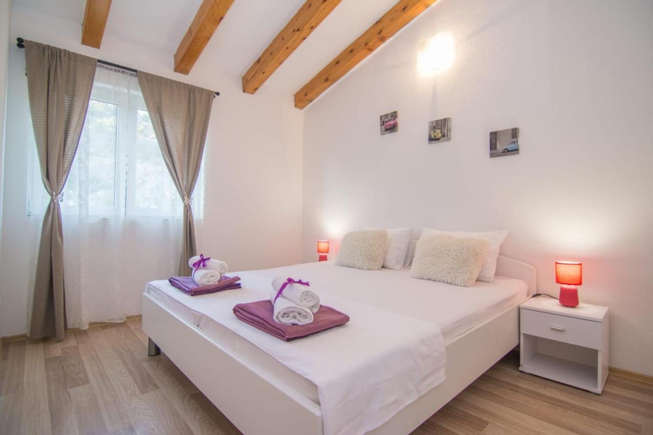 Village Holiday Apartman With Heated Pool Maslina Kostanje Bagian luar foto