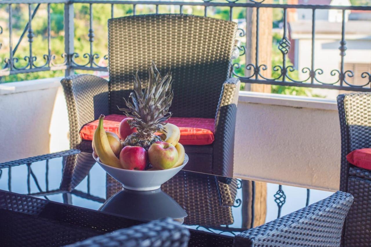 Village Holiday Apartman With Heated Pool Maslina Kostanje Bagian luar foto