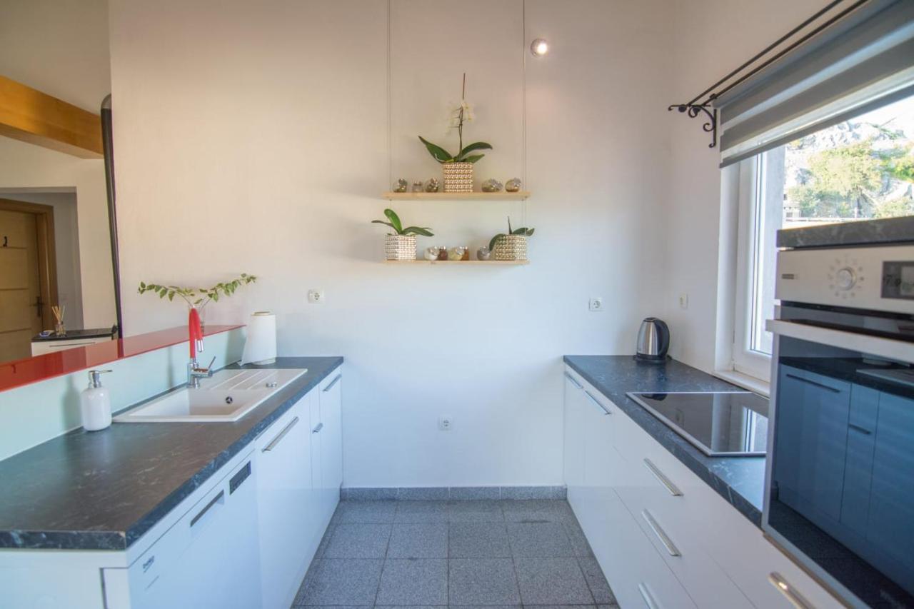 Village Holiday Apartman With Heated Pool Maslina Kostanje Bagian luar foto