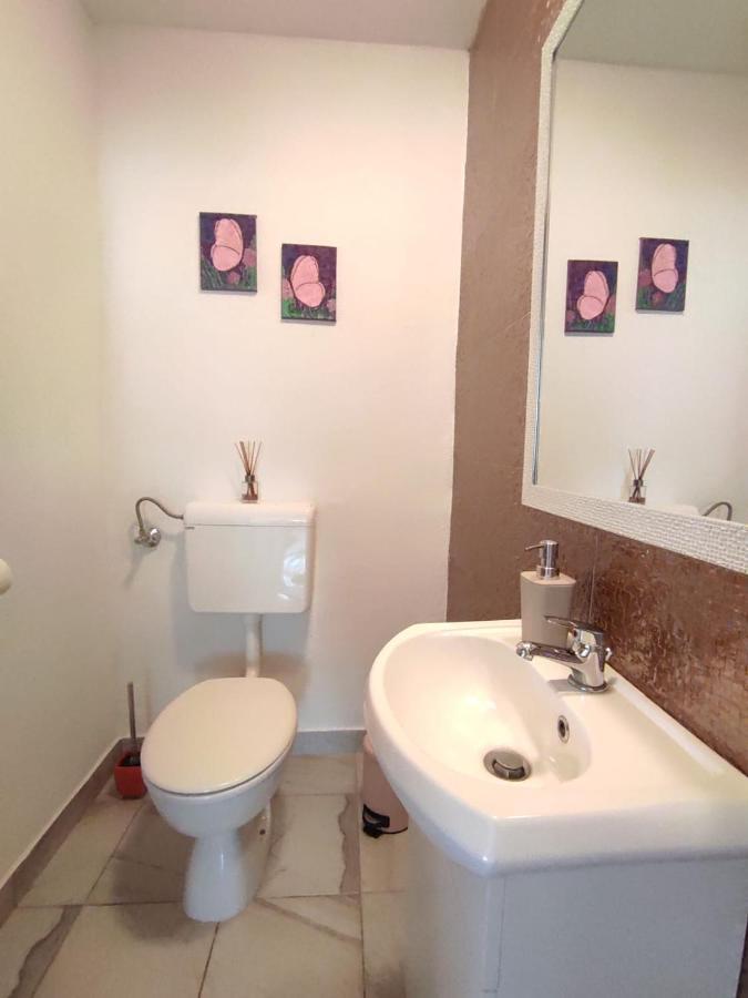 Village Holiday Apartman With Heated Pool Maslina Kostanje Bagian luar foto