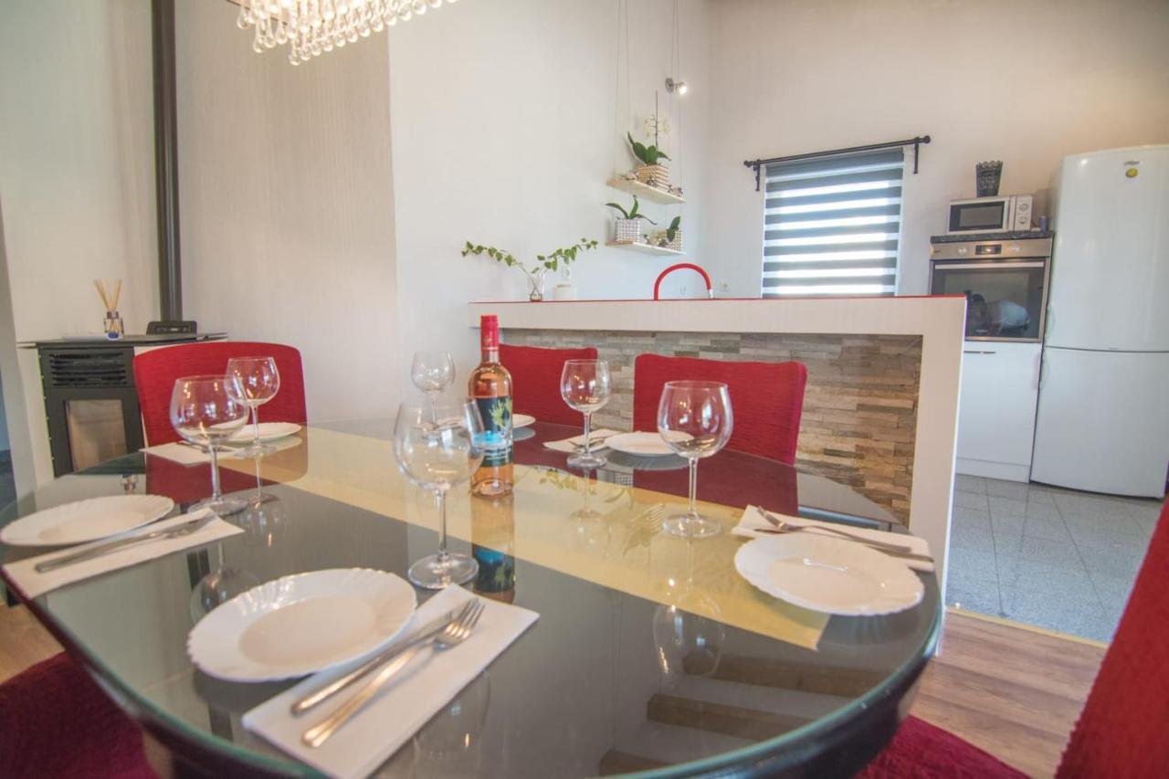 Village Holiday Apartman With Heated Pool Maslina Kostanje Bagian luar foto