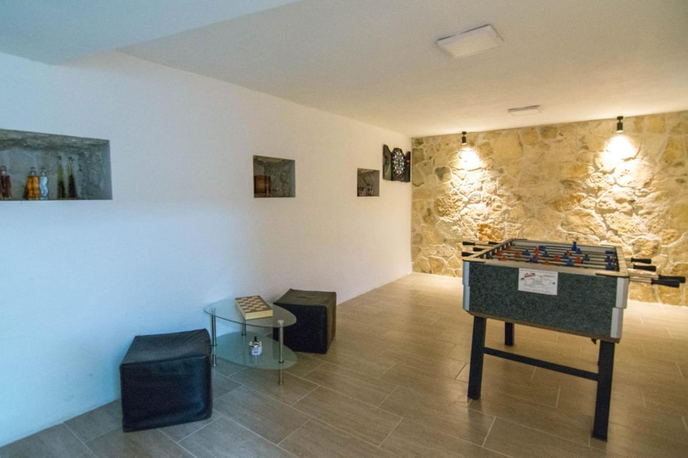 Village Holiday Apartman With Heated Pool Maslina Kostanje Bagian luar foto