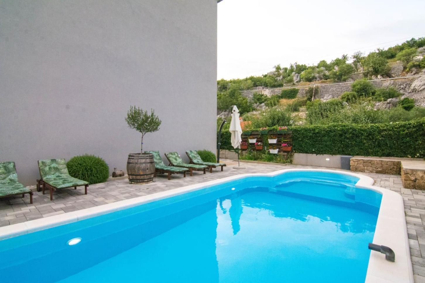 Village Holiday Apartman With Heated Pool Maslina Kostanje Bagian luar foto